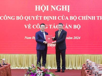Ông Lê Minh Hưng, Ủy viên Bộ Chính trị, Bí thư Trung ương Đảng, Trưởng Ban Tổ chức Trung ương trao Quyết định cho tân Bí thư Tỉnh ủy Nam Định Đặng Khánh Toàn.