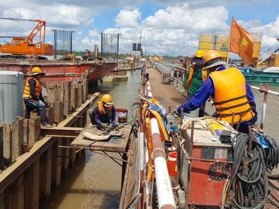 Thi công xây dựng cầu Đại Ngãi 2 (Ảnh: Xuân Lương).