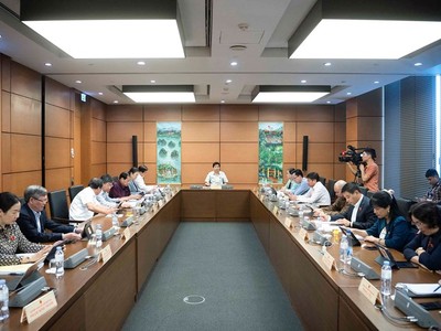 Phiên thảo luận tổ về chủ trương đầu tư dự án đường sắt tốc độ cao trên trục Bắc - Nam. 