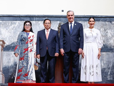 Thủ tướng Phạm Minh Chính và Phu nhân đến Phủ Tổng thống Cộng hoà Dominica, nơi Tổng thống Luis Rodolfo Abinader Corona và Phu nhân đã chờ sẵn. Hai nhà lãnh đạo và hai Phu nhân vui mừng gặp nhau lần đầu tiên tại Cộng hoà Dominica. Ảnh: Nhật Bắc 