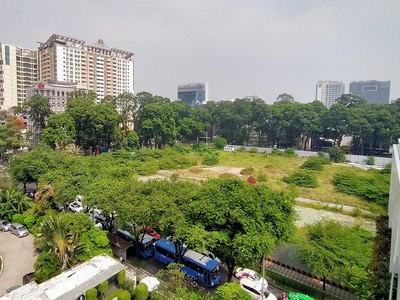 Khu đất xây dựng nhà thi đấu Phan Đình Phùng để lãng phí nhiều năm nay giữa trung tâm TP.HCM - Ảnh: Lê Toàn 