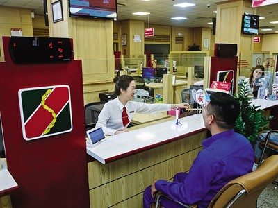 Từ đầu tháng 11/2024 tới nay, có hơn chục ngân hàng tăng lãi suất tiền gửi, trong đó có Agribank. Ảnh: Đức Thanh 