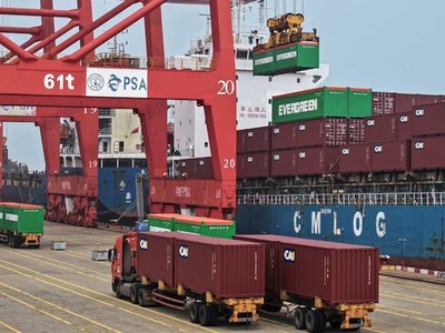 Hoạt động xếp dỡ container tại một cảng ở thành phố Liên Vân Cảng, tỉnh Giang Tô, Trung Quốc. AFP