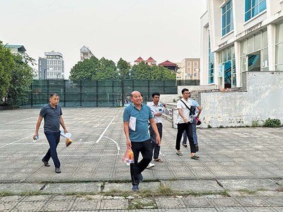 Hình ảnh những người tham gia đấu giá đất rời khỏi hội trường sau khi kết thúc phiên. Ảnh: Thanh Vũ 