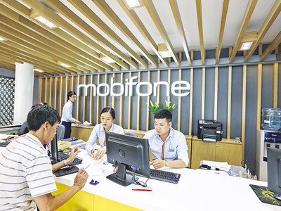 Cần có quy định rõ ràng hơn về cơ chế, chính sách để doanh nghiệp nhà nước dám đột phá, dám đổi mới. Trong ảnh: Nhân viên Mobifone hỗ trợ khách hàng tại quầy giao dịch. Ảnh: Đức Thanh 