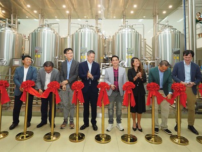 Ban điều hành Sabeco và đại diện nhà thầu cắt băng khánh thành Trung tâm Nghiên cứu và Phát triển ngành bia Sabeco