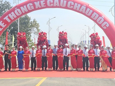 Cầu Châu Đốc thuộc Dự án xây dựng tuyến đường liên kết vùng đoạn từ thị xã Tân Châu đến TP. Châu Đốc (An Giang), kết nối với tỉnh Kiên Giang và Đồng Tháp đã thông xe vào tháng 4/2024