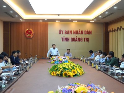 Quyền Chủ tịch UBND tỉnh Quảng Trị Hà Sỹ Đồng phát biểu chỉ đạo tại cuộc họp.