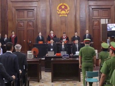 Toàn cảnh phiên toà