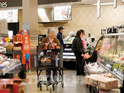 Người dân mua sắm tại siêu thị ở Millbrae, Mỹ. (Ảnh: THX/TTXVN)