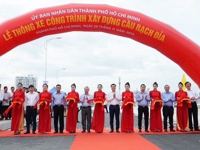 Lãnh đạo TP.HCM cắt băng thông xe cầu Rạch Đỉa. Ảnh: Lê Vinh