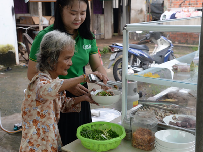 Nhiều người cho biết cô Thuý nấu ăn khá ngon, lại sống chân thật, cởi mở với hàng xóm láng giềng nên họ sẽ luôn ủng hộ quán hủ tíu của cô.