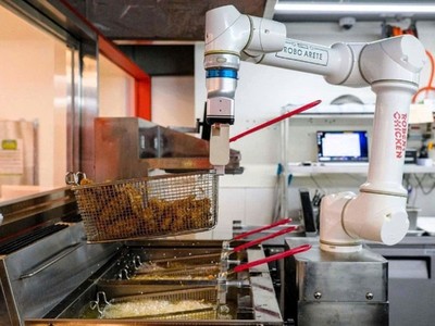 Một robot đang chiên gà tại nhà hàng Robert Chicken ở Seoul, Hàn Quốc vào ngày 13/6/2023. Ảnh: Getty
