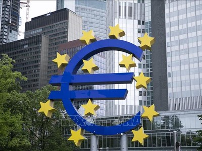 Biểu tượng đồng euro tại Frankfurt, Đức. (Ảnh: THX/TTXVN)