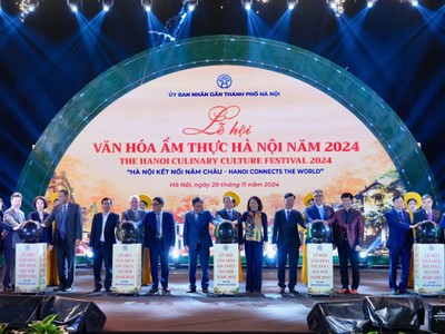 Các đại biểu thực hiện nghi thức khai mạc Lễ hội Văn hóa ẩm thực Hà Nội 2024. Ảnh: Duy Khánh. 