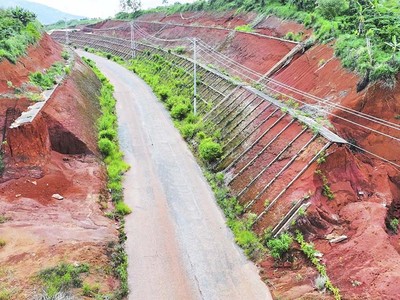 Do nguồn vốn sử dụng cho đầu tư xây dựng và giải phóng mặt bằng bị thiếu hụt so với phương án tài chính đã duyệt, nên tuyến tránh TP. Bảo Lộc chưa hoàn thành và tạm dừng thi công từ tháng 10/2020 