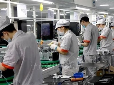 Công nhân làm việc tại một nhà máy lắp ráp thiết bị điện tử ở tỉnh Tứ Xuyên, Trung Quốc. (Ảnh: Shutterstock/TTXVN)