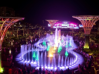 Trục đại lộ trung tâm quảng trường biển Sầm Sơn thu hút rất đông du khách