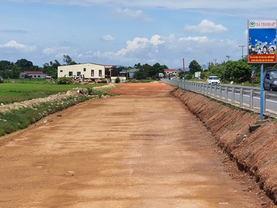 Dự án nâng cấp mở rộng Quốc lộ 9 từ cảng Cửa Việt đến Quốc lộ 1 phải dừng lại khi công trình vẫn đang dang dở. 