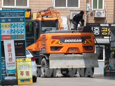 Bơm nhiên liệu cho phương tiện tại một trạm xăng ở Seoul, Hàn Quốc. (Ảnh: Yonhap/TTXVN) 