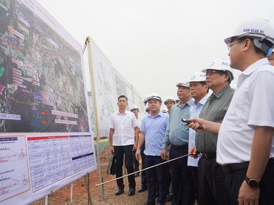 Thủ tướng Phạm Minh Chính trực tiếp kiểm tra tiến độ các dự án xây dựng đường kết nối vào Sân bay Long Thành - Ảnh: Lê Vinh 