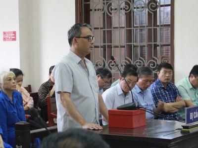 Bị cáo Nguyễn Thanh Tuấn (ảnh trái) và Nguyễn Thế Giang tại phiên tòa sơ thẩm.