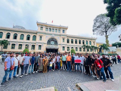 Đoàn khách MICE Ấn Độ tham quan bưu điện TP.HCM.