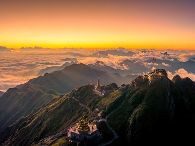 Núi non trùng điệp nhìn từ đỉnh Fansipan (Ảnh: Minh Tú)