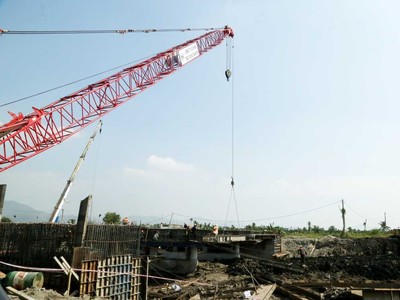 Nhà thầu thi công cầu Hang Son dự án đường ven sông kết nối từ cao tốc Hạ Long - Hải Phòng đến TP. Đông Triều (ảnh chụp ngày 19/11) Ảnh: Quảng Ninh Portal