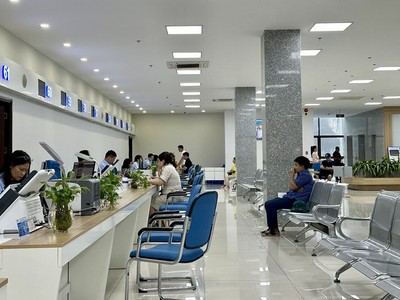 Người dân đến giải quyết TTHC tại Trung tâm HCC tỉnh Quảng Ninh. Ảnh: Quỳnh Nga