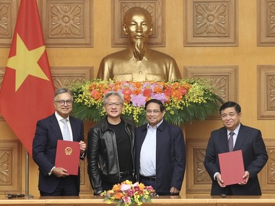 Bộ trưởng Bộ Kế hoạch và Đầu tư Nguyễn Chí Dũng và Phó Chủ tịch Điều hành Phụ trách Hoạt động Toàn cầu NVIDIA Jay Puri ký và trao biên bản thỏa thuận hợp tác, dưới sự chứng kiến của Thủ tướng Chính phủ Phạm Minh Chính và Chủ tịch NVIDIA Jensen Huang. Ảnh: Đức Trung 