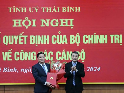 Ông Lê Minh Hưng, Ủy viên Bộ Chính trị, Bí thư Trung ương Đảng, Trưởng Ban Tổ chức Trung ương trao quyết định và tặng hoa chúc mừng tân Bí thư Tỉnh ủy Thái Bình Nguyễn Khắc Thận.