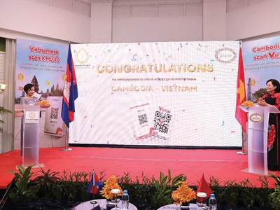 Thống đốc Ngân hàng Nhà nước Việt Nam và Campuchia thực hiện nghi lễ ra mắt dịch vụ thanh toán xuyên biên giới sử dụng QR code