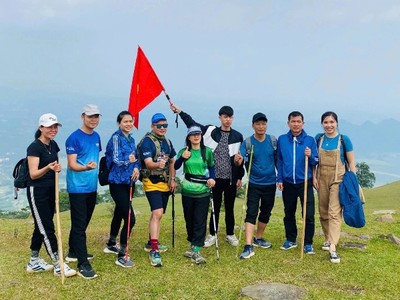Đoàn du khách trải nghiệm tour trekking miền Tây Thanh Hoá. Ảnh: Minh Hải