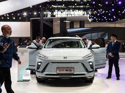 Một gian hàng của General Motors tại triển lãm ô tô Thượng Hải. Ảnh: The New York Times 