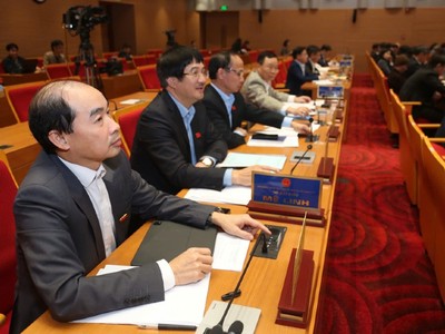 Các đại biểu bấm nút thông qua nội dung Nghị quyết.