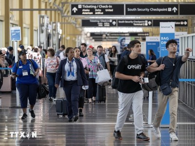 Hành khách tại sân bay Reagan ở Virginia, Mỹ ngày 26/5/2023. (Ảnh: AFP/TTXVN) 