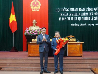 Bí thư Tỉnh ủy Quảng Bình Lê Ngọc Quang tặng hoa chúc mừng Chủ tịch UBND tỉnh Trần Phong.