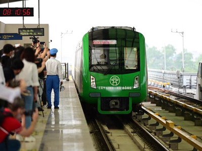 Tuyến đường sắt đô thị Cát Linh - Hà Đông thu hút đông đảo người tham gia giao thông sử dụng từ khi vận hành khai thác thương mại đến nay.
