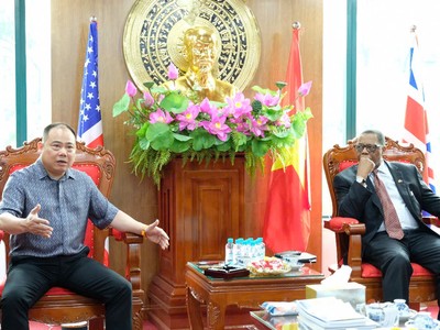 Ông Trương Đình Hải -Chủ tịch HĐQT Tập đoàn Ngân Tín trao đổi với ông Don Williams tại buổi làm việc