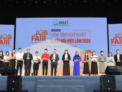 Đại diện PJICO (đứng giữa) nhận kỷ niệm chương tại chương trình VNU Job Fair 2024.