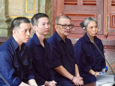 Bị cáo Phạm Thái Học (đeo kính) và cựu công chức địa chính phường 5 Võ Trung Dũng (kế bị cáo Học) tại tòa.