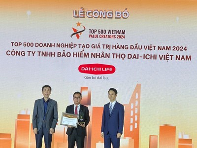 Ông Trần Thanh Tú - Phó Tổng Giám đốc Pháp lý, Đối ngoại và Đào tạo Bảo hiểm Dai-ichi Life Việt Nam nhận giải Top 500 Doanh nghiệp tạo giá trị hàng đầu Việt Nam năm 2024 