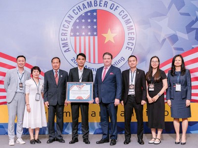 Ông Marc E. Knapper, Đại sứ Mỹ tại Việt Nam trao Giải thưởng cho đại điện AIA Việt Nam