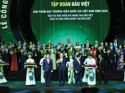 Tập đoàn Bảo Việt đón nhận biểu trưng Thương hiệu quốc gia Việt Nam năm 2024 từ Thủ tướng Phạm Minh Chính và Bộ trưởng Bộ Công thương Nguyễn Hồng Diên. (Ảnh: Thành Đạt)