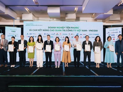 Đại diện VINARE (thứ tư từ phải sang) đón nhận danh hiệu Doanh nghiệp niêm yết có điểm quản trị công ty tốt nhất Việt Nam năm 2024