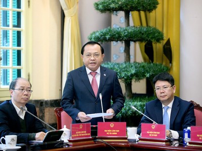 Thứ trưởng Bộ Tài chính Lê Tấn Cận tại cuộc họp báo.