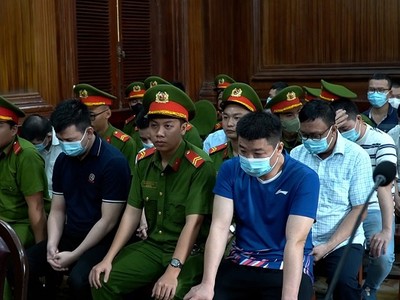 Các bị cáo trong vụ mua bán trái phép hóa đơn tại tòa trước giờ tuyên án.