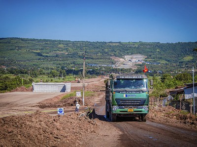 Các luật mới đi vào thực hiện được kỳ vọng sẽ tạo đột phá cho đầu tư. Trong ảnh: Tập đoàn Đèo Cả thi công dự án Chí Thạnh - Vân Phong. Ảnh: Đức Thanh 