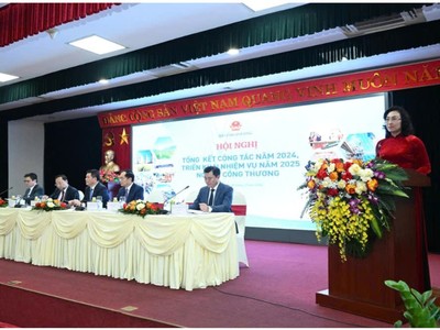 Thứ trưởng Phan Thị Thắng báo cáo về hoạt động của ngành công thương năm 2024, chiều 23/12/2024.